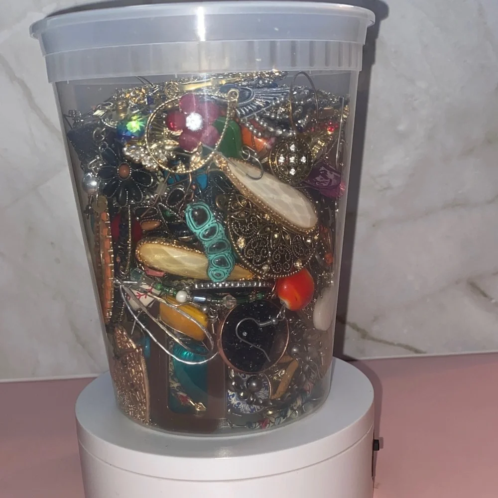 Mystery Jewelry JUST EARRINGS OVER 100 PAIRS - Picture 5 of 7